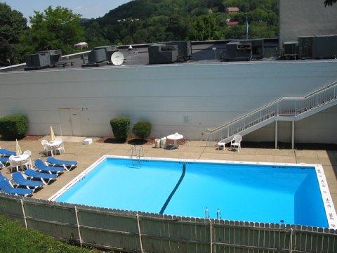 La Quinta Inn & Suites Pittsburgh North McCandless Township ภายนอก รูปภาพ